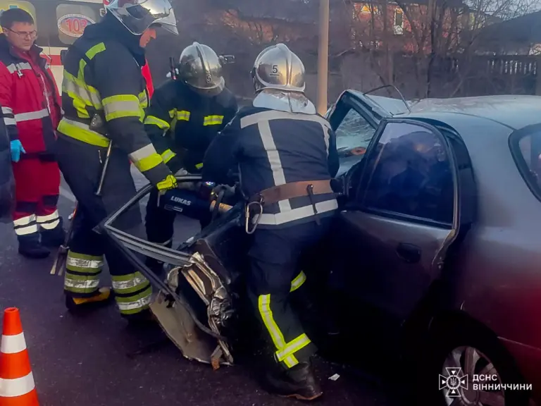 У Вінниці рятувальники дістали чоловіка з понівеченого авто