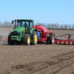 Аграрії Вінниччини розпочали весняну посівну: що і де сіють першими