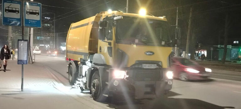 У Вінниці масштабно прибирають вулиці після зими (ФОТО)
