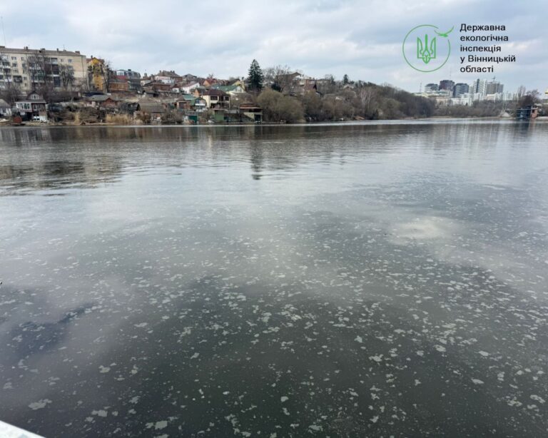 На річці Південний Буг у Вінниці виявили плями невідомого походження