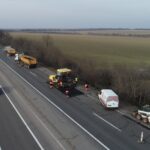 Дорожники ремонтують міжнародну трасу, що йде через Вінниччину