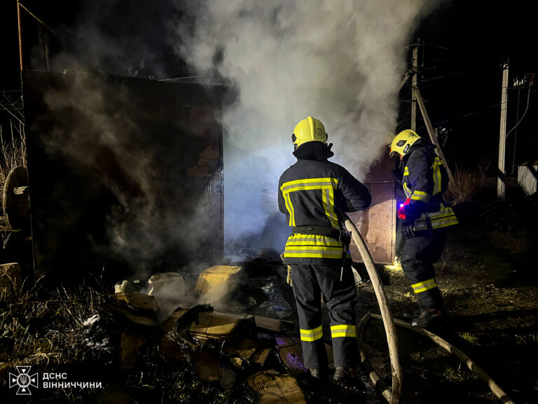 На Вінниччині за добу горіли дві автівки та комбайн: деталі пожеж