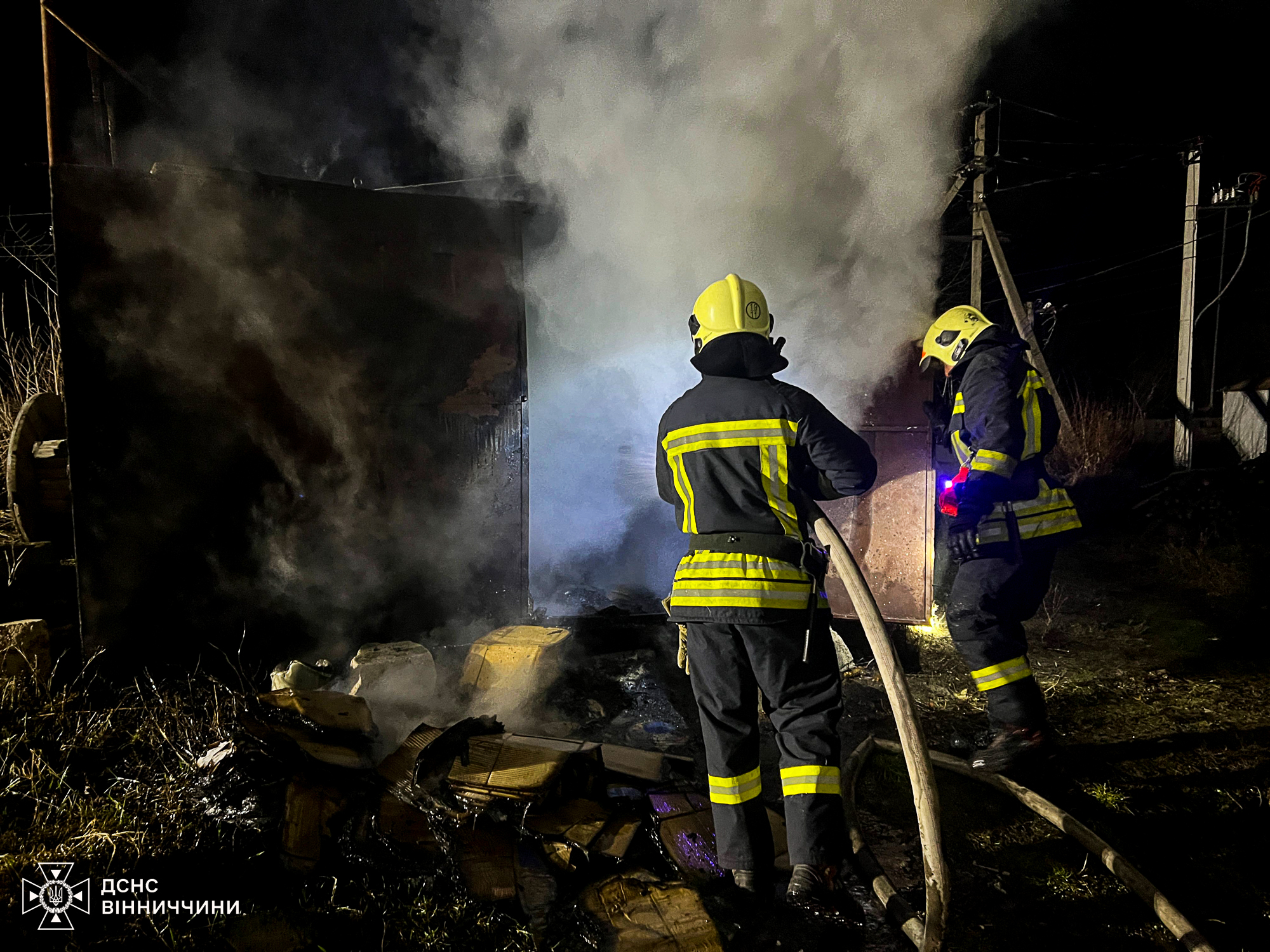 На Вінниччині за добу горіли дві автівки та комбайн: деталі пожеж