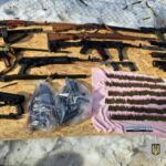 Автомати, пістолети та сотні набоїв: у Вінницькому районі затримали торговця зброєю