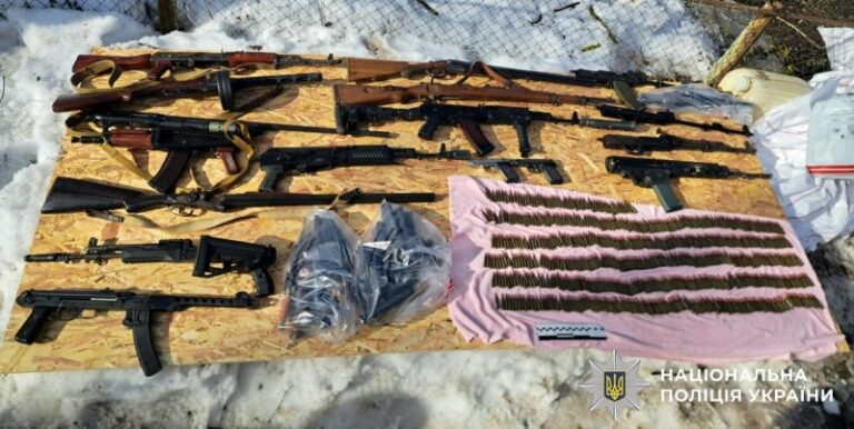 Автомати, пістолети та сотні набоїв: у Вінницькому районі затримали торговця зброєю