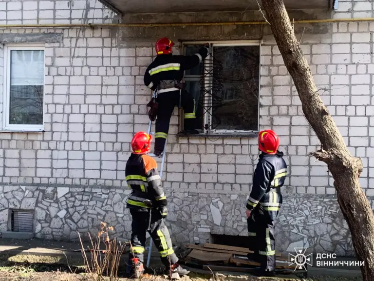 Падіння у ванній та безпорадний стан: у Вінниці врятували літніх жінок