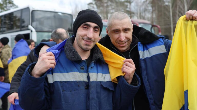 Ще 300 українських захисників повернулися додому з російського полону