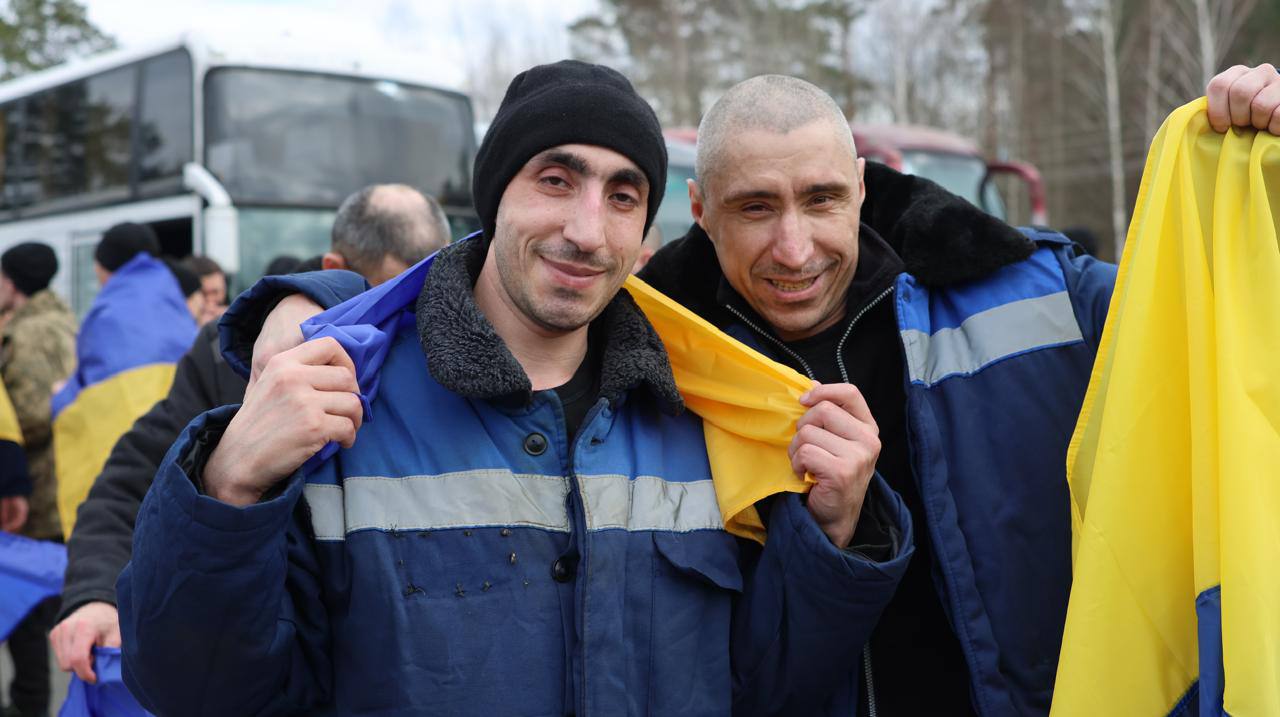 Ще 300 українських захисників повернулися додому з російського полону