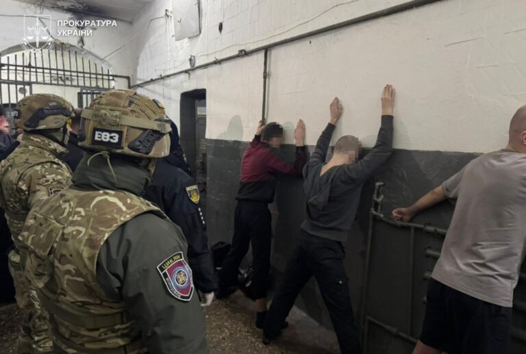 В’язні вінницької тюрми видурили у людей понад пів мільйона гривень