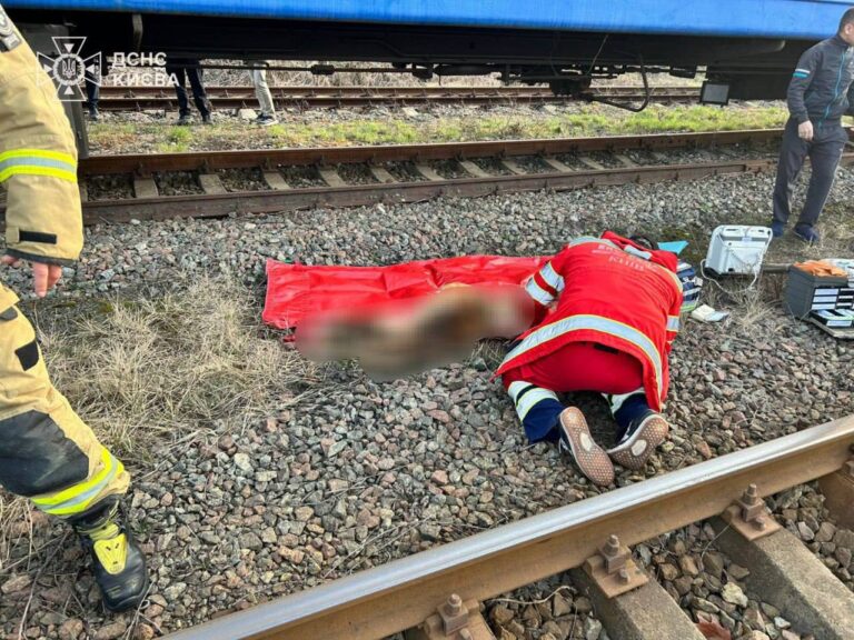 Підлітка вбило струмом на даху потяга у Києві