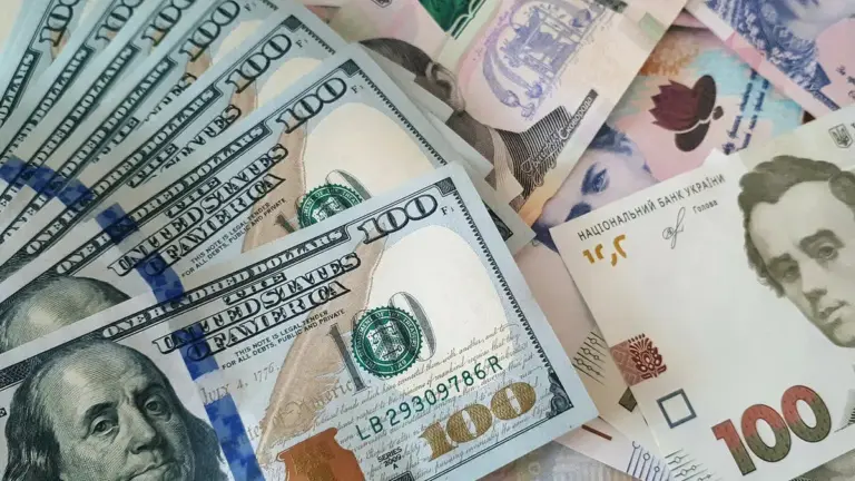 Долар продовжує бити рекорди: офіційний курс валют на 6 березня