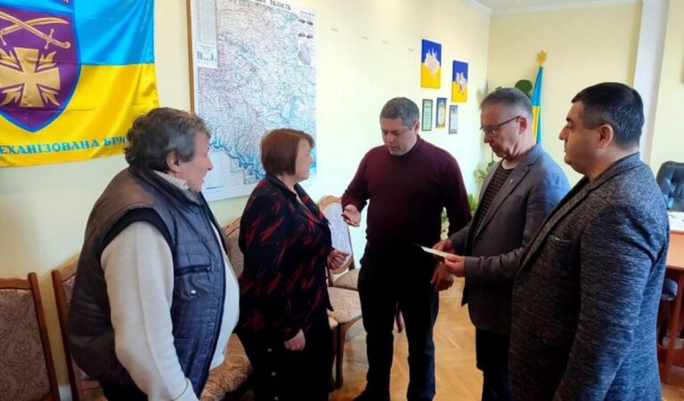 «Золотий Хрест» герою, що зник безвісти: у Тульчині нагороду передали матері Захисника