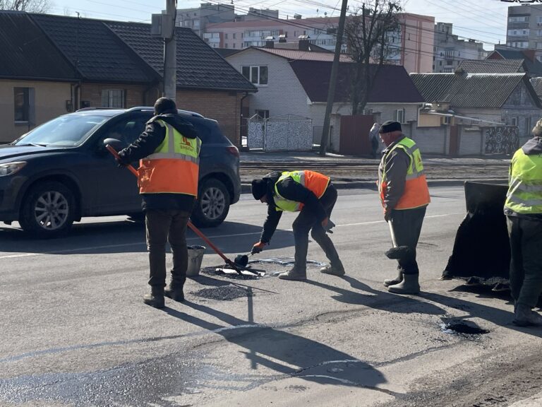 Центральний міст і сім вулиць: у Вінниці триває аварійний ремонт доріг