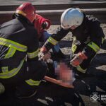 Поблизу Немирова легковик врізався у відбійник: водія викинуло з автомобіля