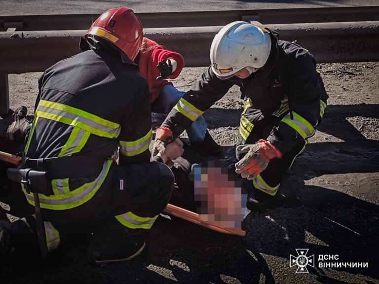 Поблизу Немирова легковик врізався у відбійник: водія викинуло з автомобіля