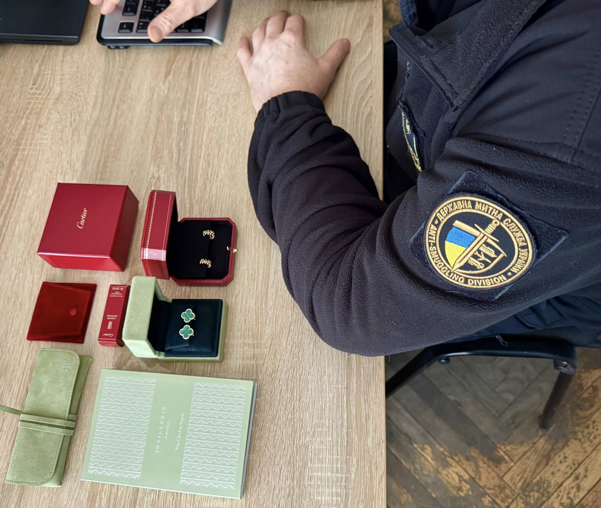 На Вінниччині зупинили авто з незадекларованими прикрасами люксових брендів
