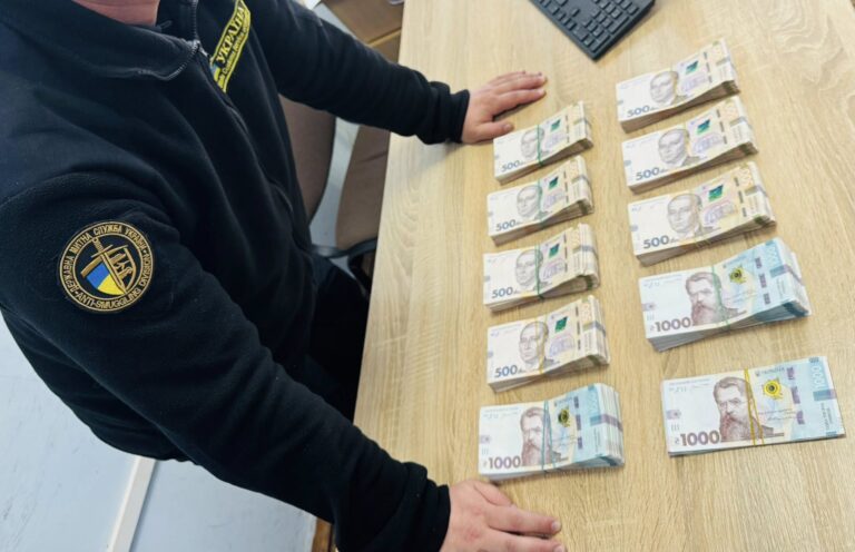На Вінниччині іноземець намагався вивезти з України майже мільйон гривень