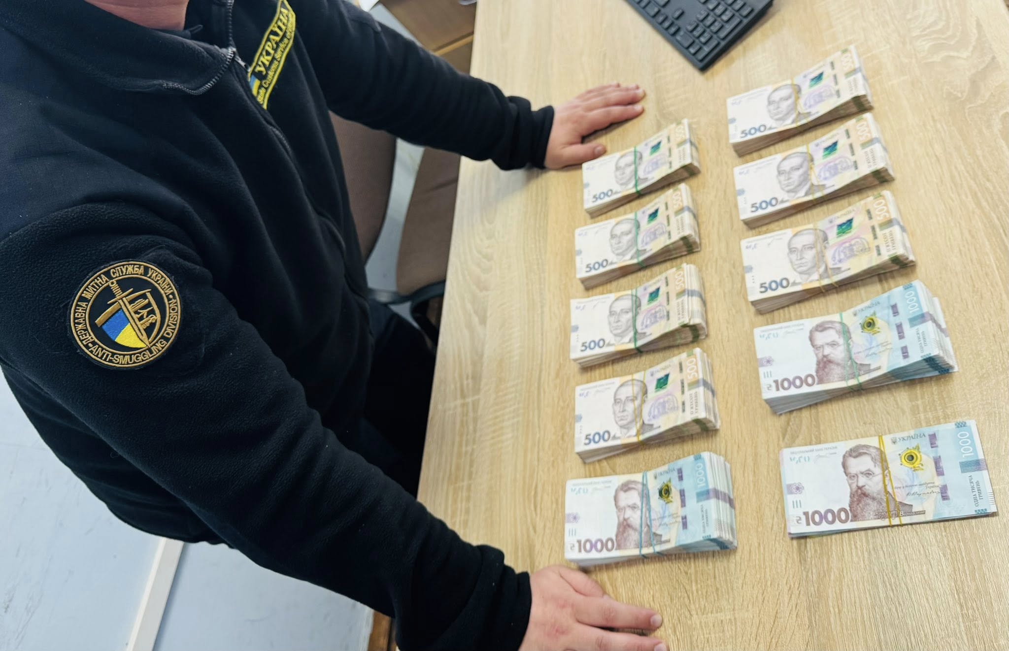 На Вінниччині іноземець намагався вивезти з України майже мільйон гривень