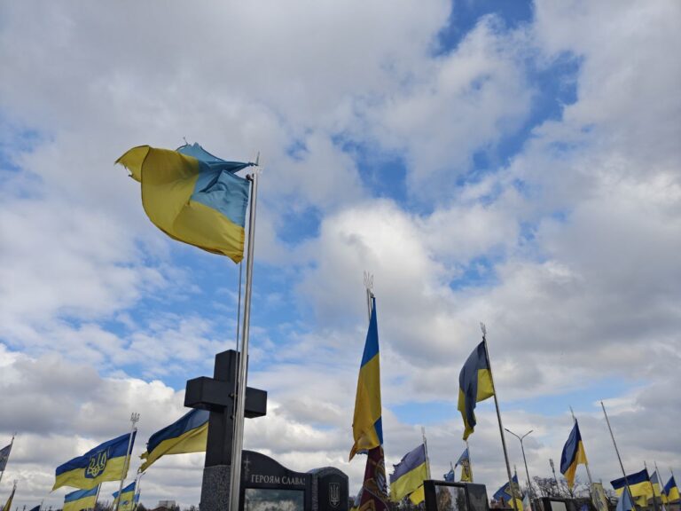 У Вінниці на Алеї Слави оновили прапори на могилах Героїв