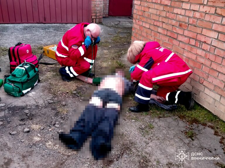 У Вінниці рятувальники винесли чоловіка з задимленої квартири