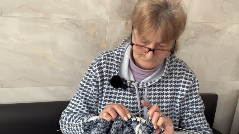 Бабуся з Крижополя зв’язала понад 300 пар шкарпеток для військових