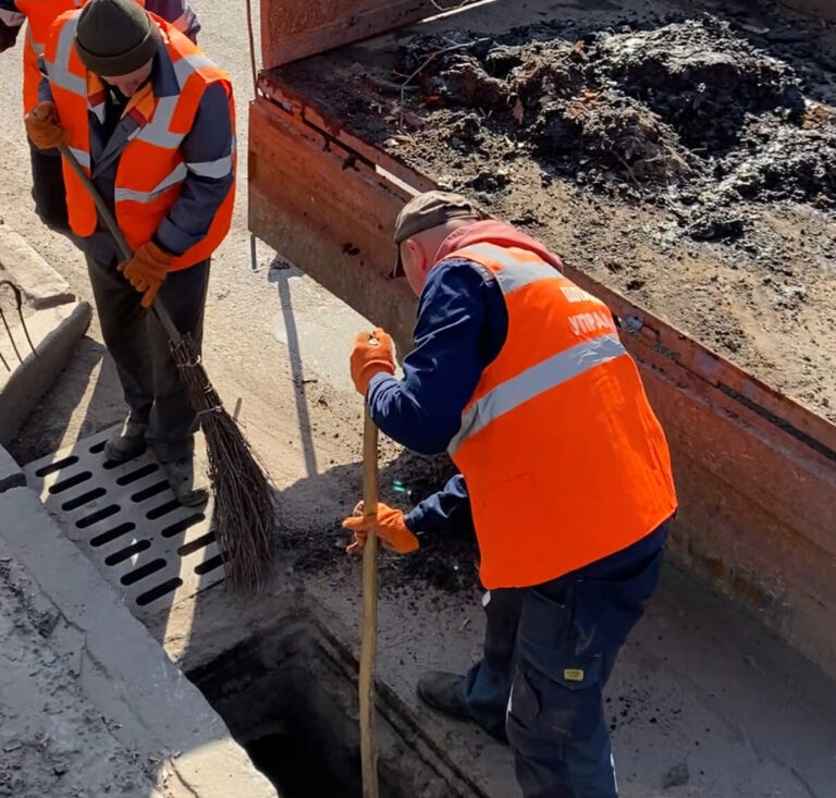 Комунальники готують місто до дощів: у Вінниці очищають водостоки
