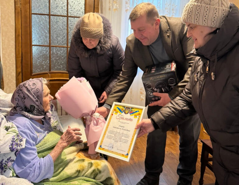 7 онуків, 9 правнуків та 3 праправнуків: на Вінниччині жінку привітали з 100-річним ювілеєм