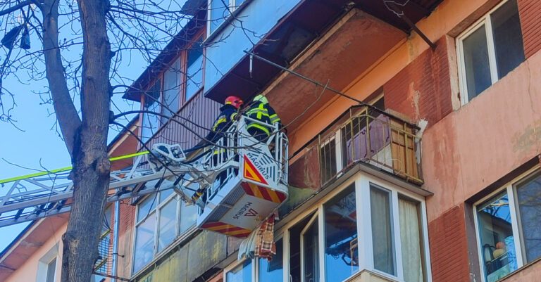 Не могла самостійно відчинити двері: у Вінниці рятувальники екстрено допомогли жінці