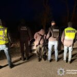 Об’їжджали блокпости і вели до кордону: на Вінниччині викрили провідників