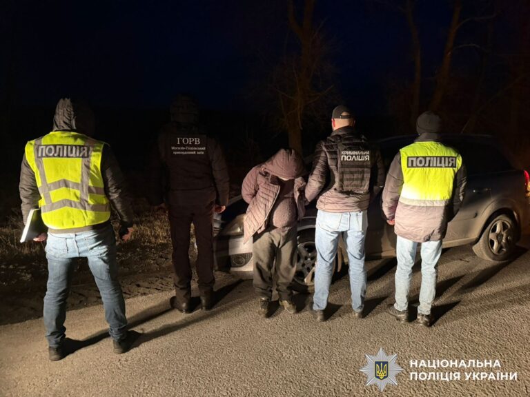 Об’їжджали блокпости і вели до кордону: на Вінниччині викрили провідників