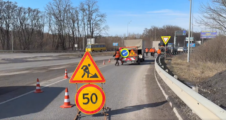 На Вінниччині розпочали ліквідацію ям на дорогах