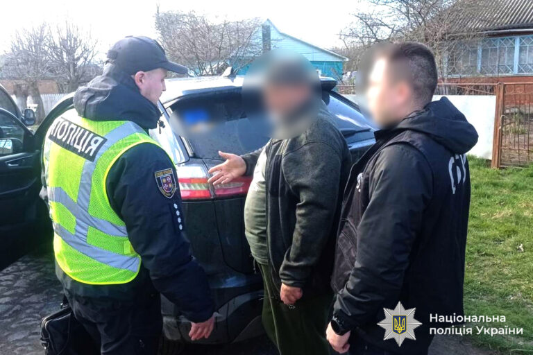 Вимагав гроші у родини загиблого військового: на Вінниччині поліція та СБУ затримали адвоката