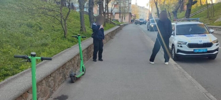 У центрі Вінниці хлопець на електросамокаті збив жінку: постраждалу госпіталізували