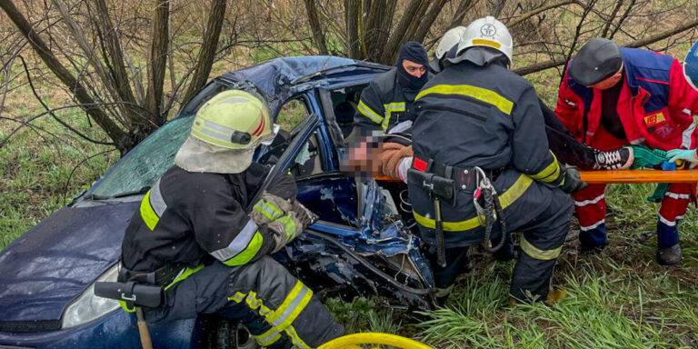 Жінку затисло в салоні авто внаслідок ДТП: на Вінниччині рятувальники визволили водійку