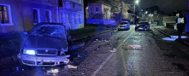 Травмувалися пасажирка та водій: у Вінниці зіткнулися два автомобілі