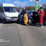 На Вінниччині рятувальники деблокували літніх людей з розтрощеного легковика