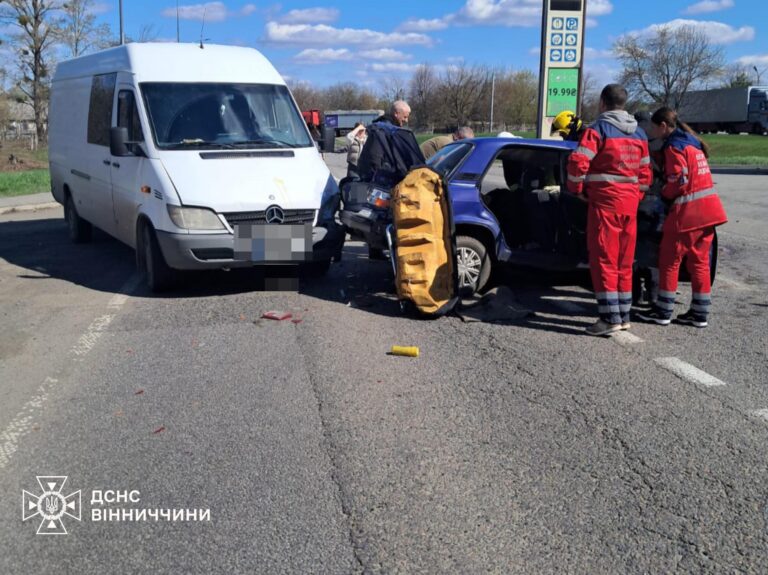На Вінниччині рятувальники деблокували літніх людей з розтрощеного легковика