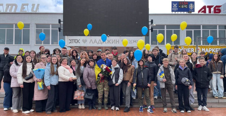 Ладижин зустрів воїна: морський піхотинець повернувся після майже чотирьох років полону (ФОТО)