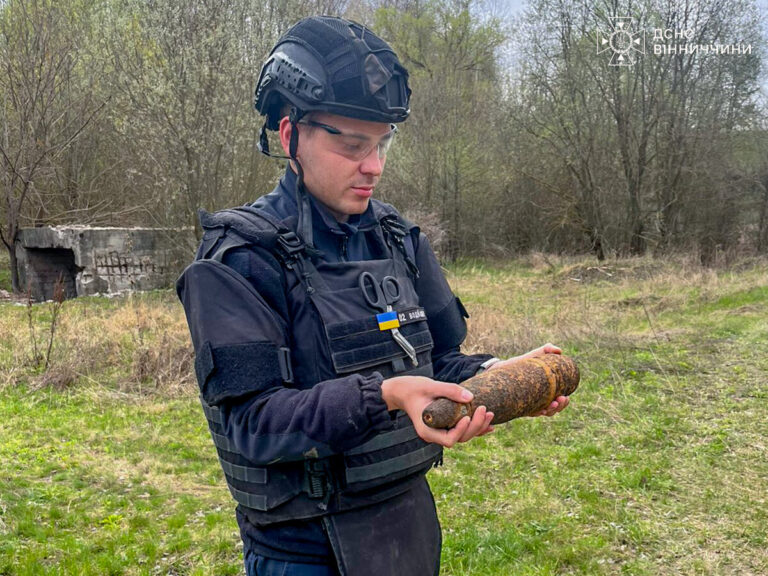 На Вінниччині рятувальники виявили та знешкодили три артилерійські снаряди