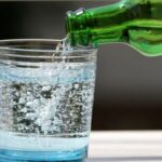 Вчені назвали причину, чому варто пити газовану воду щодня