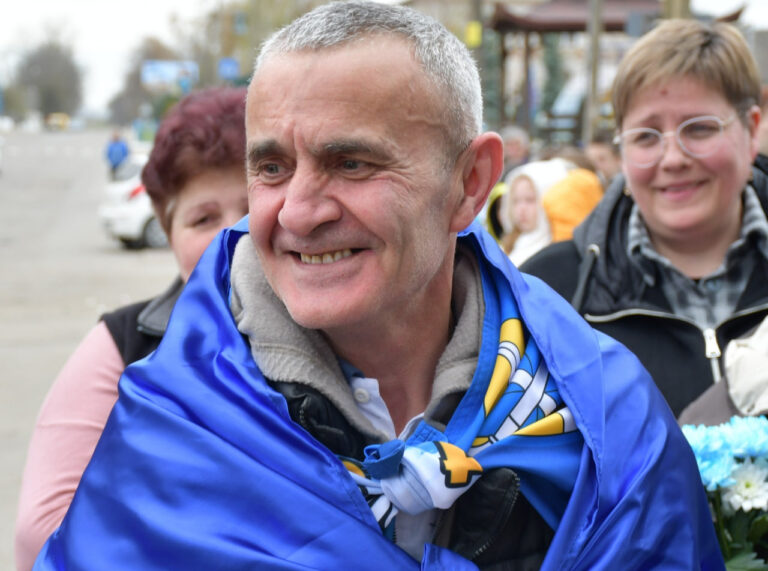 Сльози радості і обійми: на Вінниччині зустріли звільненого з полону Захисника Михайла Галицького
