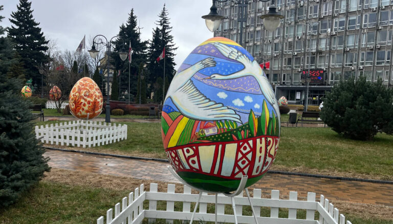 У центрі Вінниці встановили 12 гігантських писанок