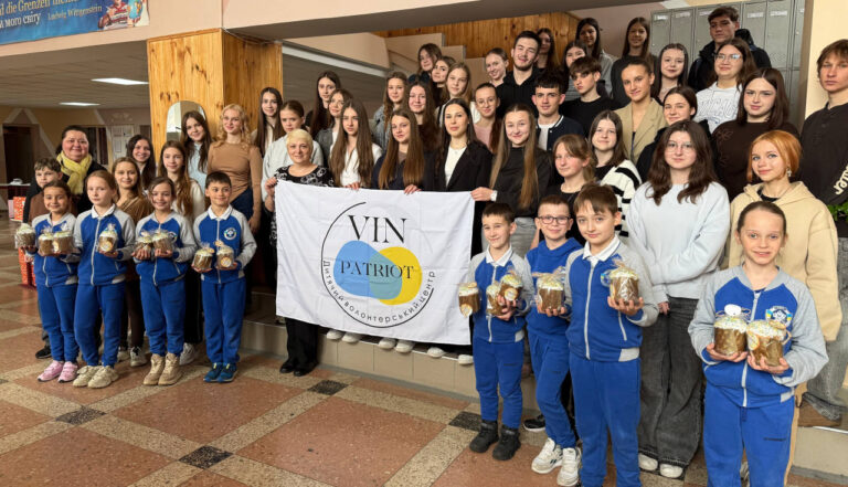 У Вінниці школярі зібрали тисячу великодніх наборів для поранених військових