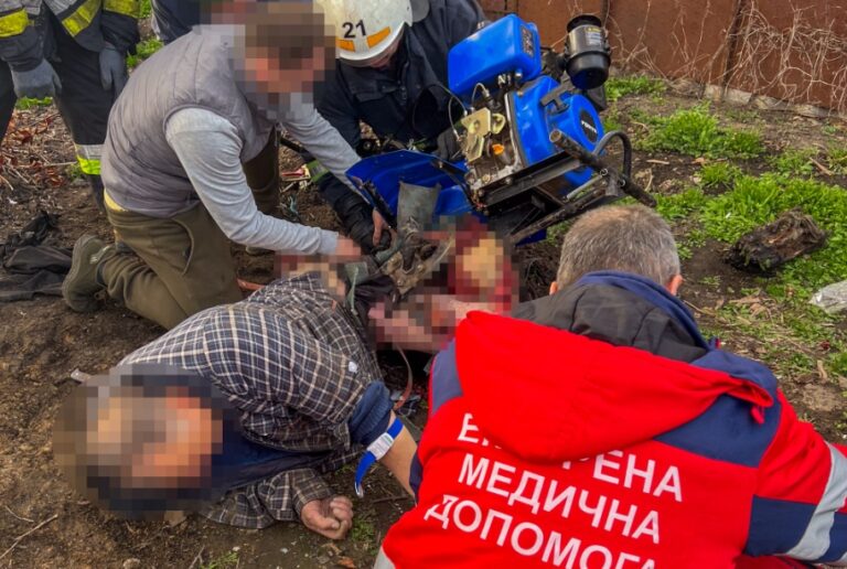 У Липовці чоловіка затисло в ножах мотоблока