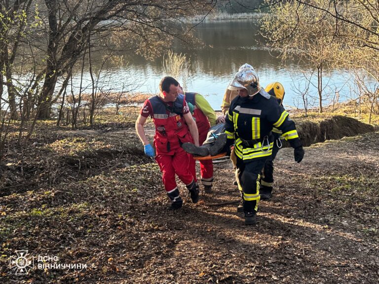 Падіння зі скелі у Вінниці: рятувальники евакуювали потерпілого