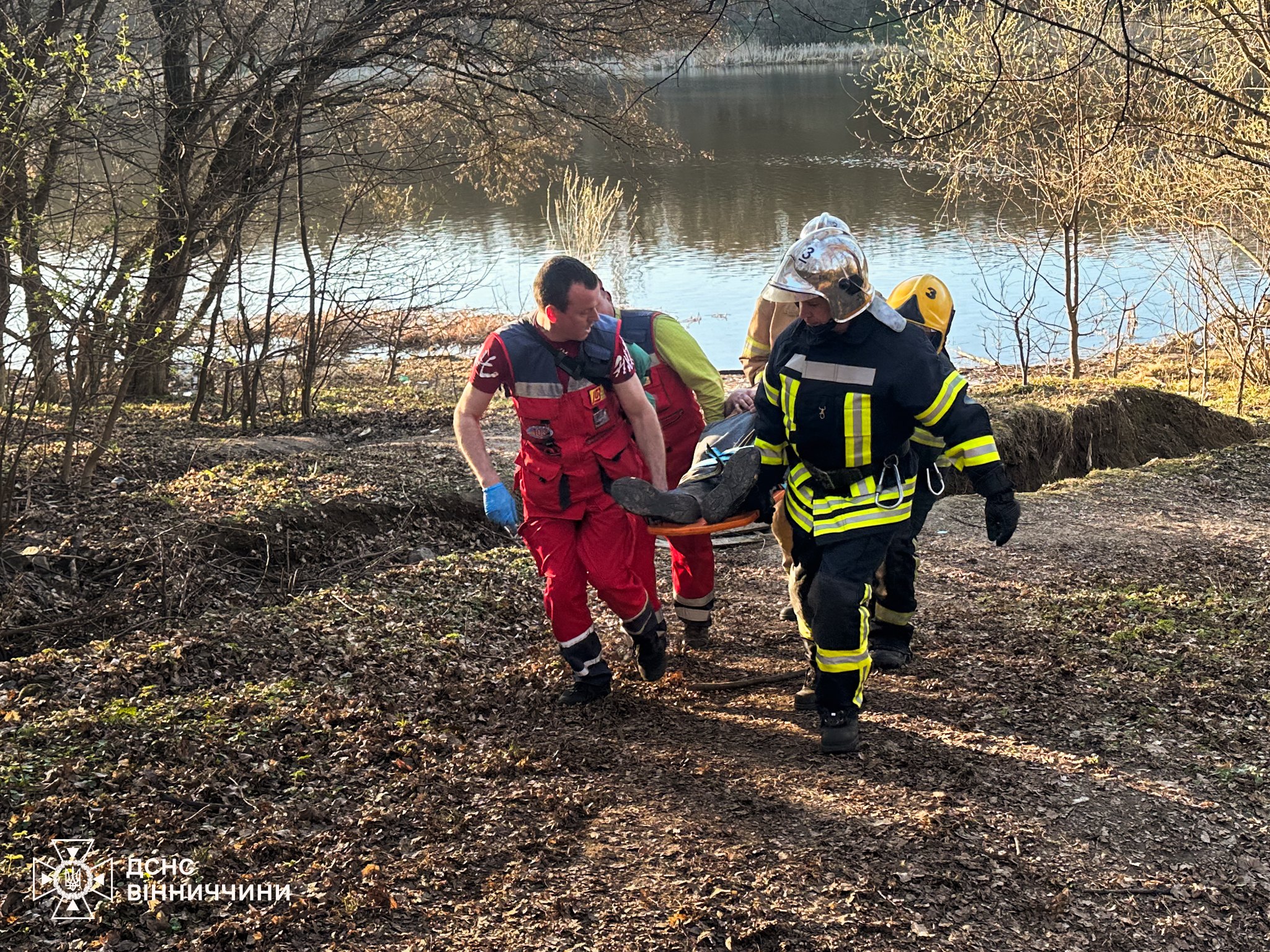 Падіння зі скелі у Вінниці: рятувальники евакуювали потерпілого