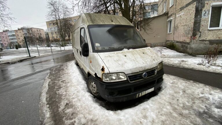 У Вінниці прибирають покинуті авто з вулиць