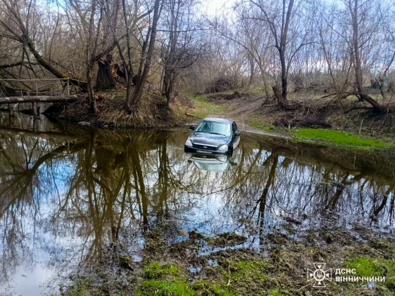 Застряг посеред річки: на Вінниччині рятувальники допомогли водієві