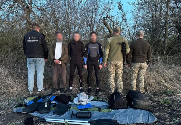 Човен, весла і гідрокостюми: на Вінниччині зупинили спробу незаконного перетину кордону