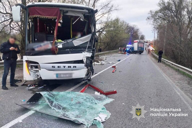 Смертельна ДТП за участі рейсового автобуса та вантажівки сталася у Хмільницькому районі